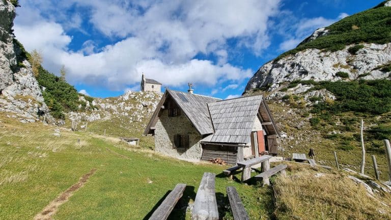Koča in kapelica na Molički planini