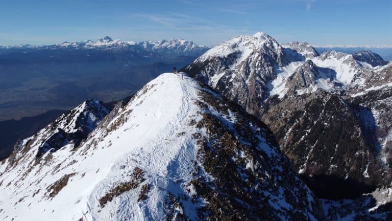 Greben Begunjščice s Stolom in Julijskimi alpami v ozadju
