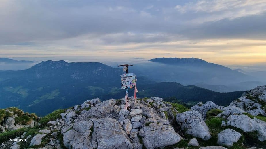 Vrh Raduhe, v ozadju pa Olševo in Peca