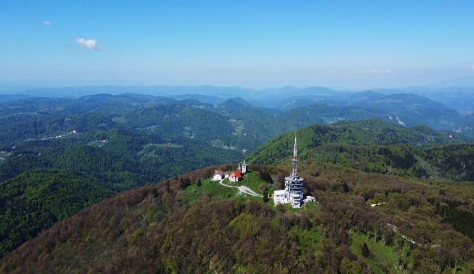Pogled na Kum z drona
