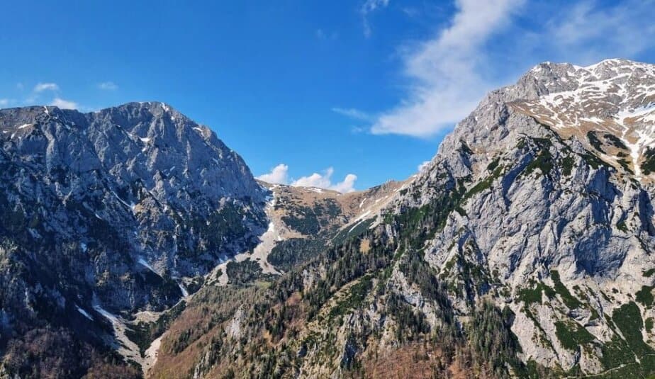 Pogled na Kamniško sedlo s Kamniškega Dedca