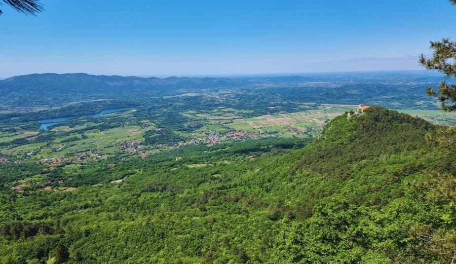 Med potjo nas spremljajo zares prekrasni razgledi