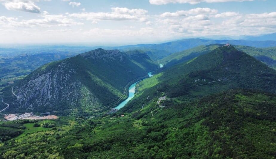 Pogled s Škabrijela proti Sveti gori, Sabotinu in dolini soče med njima