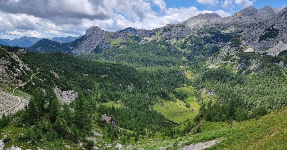 Pogled na Vodnikov dom, v ozadju pa Malo polje, Sletne, Adam, Eva...